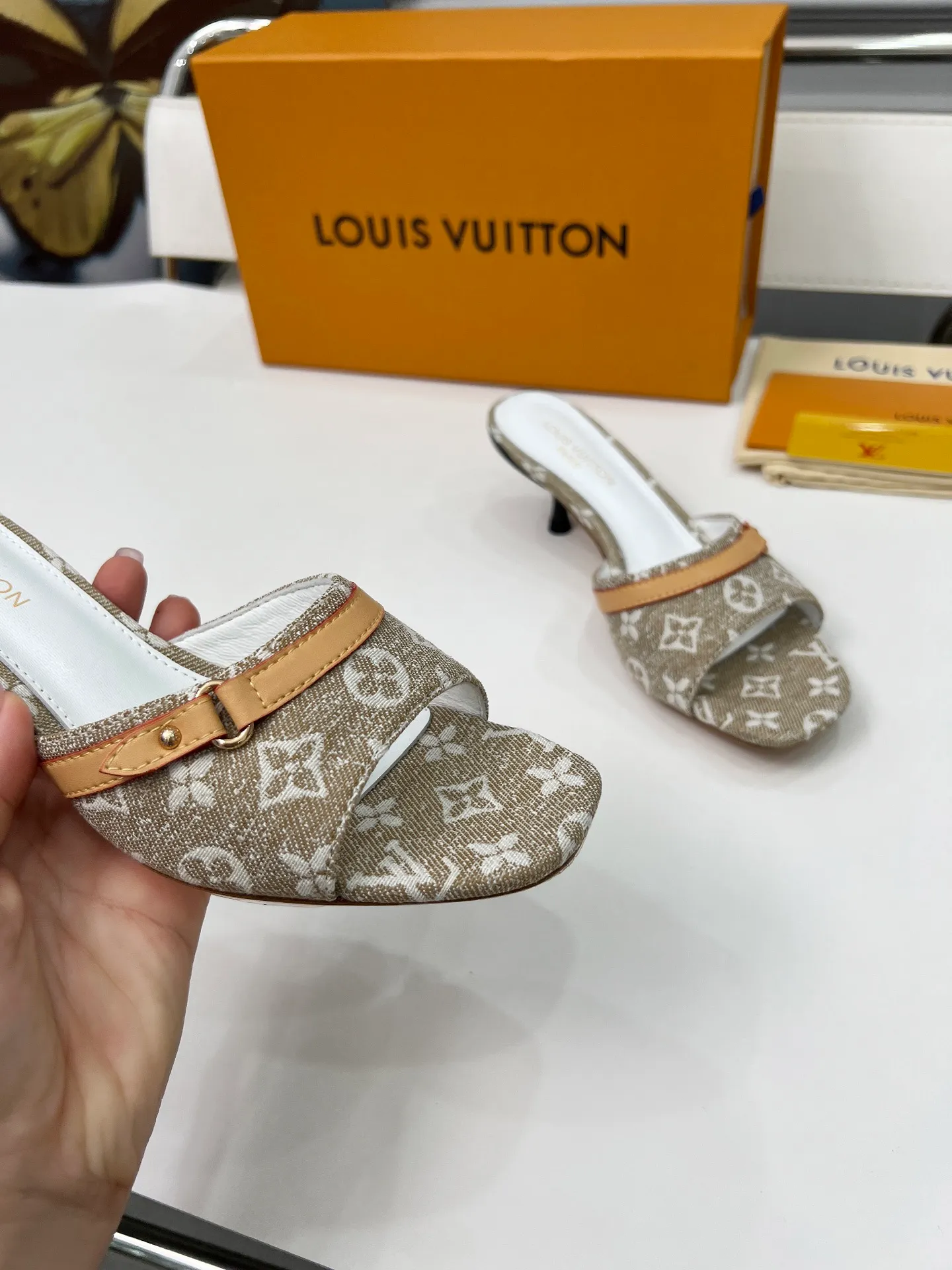 👟👟Ex-factory price 440👟👟 LV new denim kitten heel slippers 2025 summer must-have for goddesses, original replica, super comfortable on the feet. Show off the queen's temperament, the heel height is 9.5CM, which shows your temperament without being tiring. Leather outsole. Standard code: 35-42 (41 and 42 codes are customized, non-returnable and non-exchangeable)